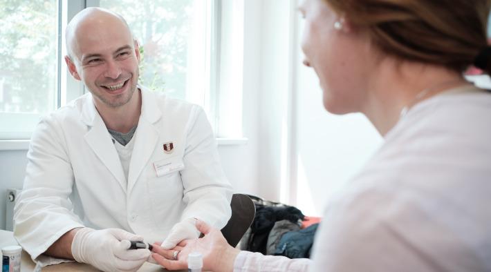 Blutzucker- und Blutdruck-Messung